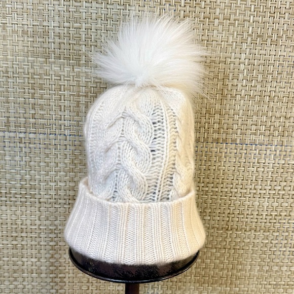 🌟HP🌟NWOT Cream 100% Cashmere Cable Knit Cuffed Faux Fur Pom Beanie by Halogen - Picture 2 of 8